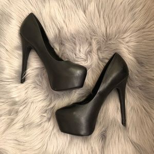 Steve Madden Platform Pumps
